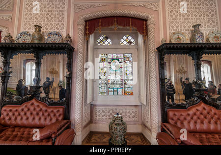 Sintra, Portugal - Dezember 7, 2017: Die große Halle, war König Ferdinand der wichtigste Raum für Hosting Empfänge. Zimmer im Inneren der Pena Palast mit der Repr Stockfoto