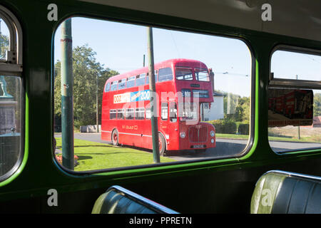 Blick auf einem roten Doppeldeckerbus aus einem anderen Bus UK Stockfoto