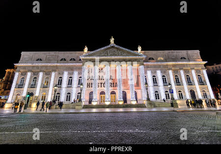 Lissabon, Portugal - Dezember 10, 2017: Das Nationaltheater Dona Maria II (Teatro Nacional Dona Maria II) in Lissabon, Portugal mit Weihnachtsbeleuchtung - Chris Stockfoto