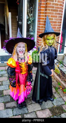 Kleine Mädchen Kinder in Hexen Halloween Kostüm gekleidet, trug schwarze Hexenhut, Kleider, Kinder Halloween Kostüm Hexe Kostüm Stockfoto