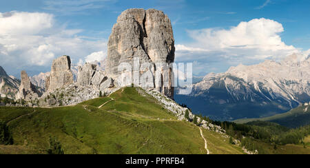 Wunderschönen alpinen Landschaft in den Cinque Torri getroffen werden, Cortina d'Ampezzo, Italien. Das Bild besteht aus vielen vertikalen Schüsse in Post producti verbunden Stockfoto