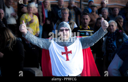 Ein männlicher England Football oder Rugby Unterstützer trägt einen Tempelritter Kostüm und laut jubelnd für sein Team beim Sport. Stockfoto