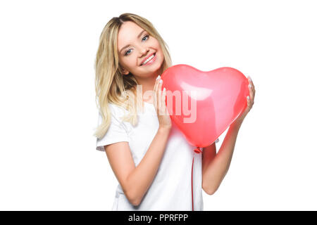 Attraktive Mädchen in weißem Hemd Holding herzförmige Ballons isoliert auf weißem Stockfoto