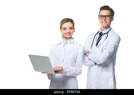 Lächelnd Allgemeinmediziner mit Laptop, isoliert auf weißem Stockfoto