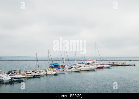 Yachten vor Anker in am Pier von seehafen an regnerischen Tag. Reihe von Yachten in Odesa Stockfoto