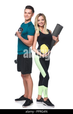 Junge sportliche Paar mit verschiedenen Geräten an Kamera isoliert auf weißem suchen Stockfoto