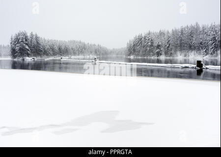 Fluß Pielisjoki fließt durch die winterliche Landschaft im Osten Finnlands Stockfoto