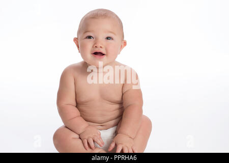 Ein Lächeln 7 Monate alten Baby. Im Studio auf einem weißen, nahtlose Kulisse erschossen. Stockfoto