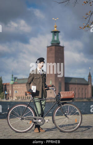 STOCKHOLM, Schweden, Sept. 22, 2018: Fahrrad in Tweed Radtour mit Oldtimer und Kleidung. Vor dem Start Mit der Kulisse des Rathauses. Stockfoto