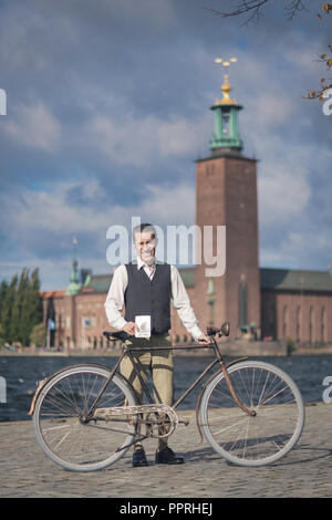 STOCKHOLM, Schweden, Sept. 22, 2018: Fahrrad in Tweed Radtour mit Oldtimer und Kleidung. Vor dem Start Mit der Kulisse des Rathauses. Stockfoto