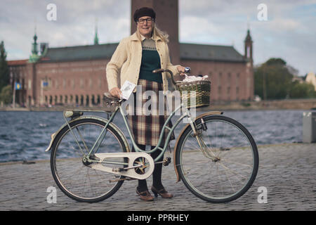 STOCKHOLM, Schweden, Sept. 22, 2018: Fahrrad in Tweed Radtour mit Oldtimer und Kleidung. Vor dem Start Mit der Kulisse des Rathauses. Stockfoto