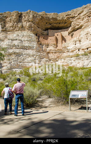 Besucher an Montezum's Castle pueblo Ruinen im nördlichen Arizona, USA Stockfoto