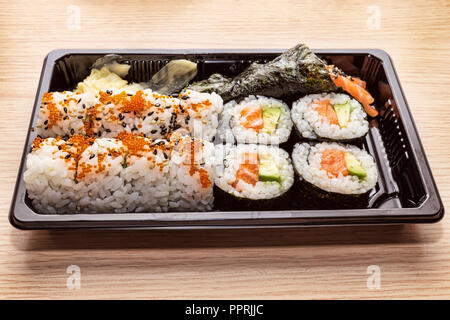 Japanische Küche: Leckere Uramaki temaki, Futomaki und in der sie serviert - box-selektiven Fokus Stockfoto