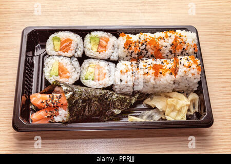 Japanische Küche: Leckere Uramaki temaki, Futomaki und in der sie serviert - box-selektiven Fokus Stockfoto
