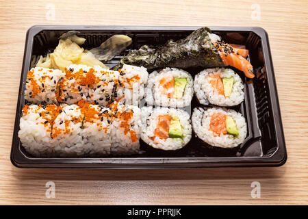 Japanische Küche: Leckere Uramaki temaki, Futomaki und in der sie serviert - box-selektiven Fokus Stockfoto