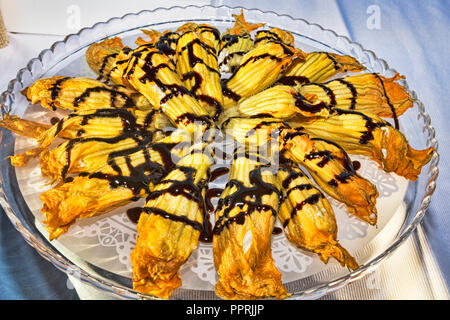 Gefüllte Kürbisblüten mit Balsamico dekoriert und Vereisung Stockfoto