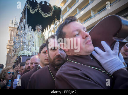 Malaga, Costa del Sol, Provinz Malaga, Andalusien, Südspanien. Semana Santa. Heilige Woche. Stuhl mit der Jungfrau Maria durch die s durchgeführt werden Stockfoto