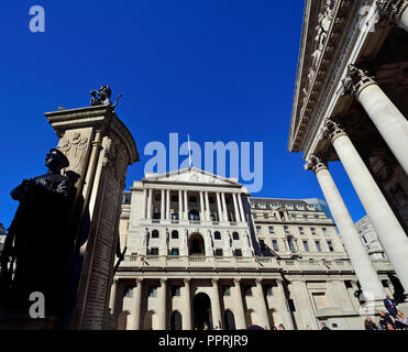 Bank von England, London Truppen War Memorial (L), London, England, UK. Stockfoto