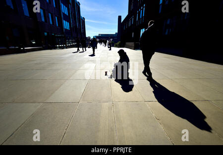 Frau in Peter's Hill betteln, zwischen St Paul's Cathedral und die Millennium Bridge, London, England, UK. Stockfoto