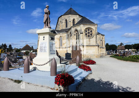 Ranville Kirche, Normandie. Ranville war die erste Stadt, die von britischen fallschirmjägern am D-Day, 6. Juni 1944, befreit zu werden. Stockfoto