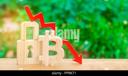 Bitcoin, Vorhängeschloss und Pfeil nach unten. Das Konzept von einem Rückgang bei den Kosten für bitcoin. Hacking und Diebstahl, unzuverlässig Investitionen. Der Rückgang der Attraktivität einer Stockfoto