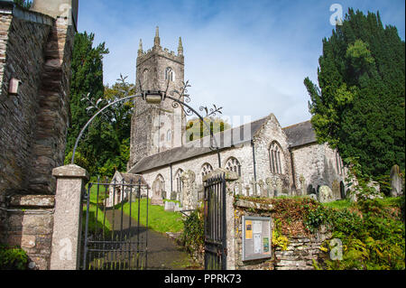 Malerische Kirche St. Nonna, oder die Kathedrale auf dem Moor bei Altarnun, in der Nähe von Bodmin, Cornwall. Schönes normannisches Gebäude, in einer grünen, grünen Kirchhof Stockfoto