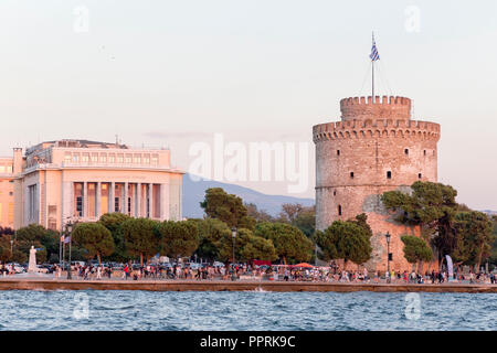 THESSALONIKI, Griechenland - 15 September: Allgemeine Ansicht des Weißen Turm und das Nationaltheater von Nordgriechenland in Thessaloniki am 15. September 2018. Stockfoto