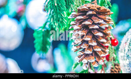 Spielzeug natürliche Weihnachten Neujahr Pine Cone und Weihnachtsbaum Zweig zu schließen. Winter Weihnachten Neujahr Hintergrund. Stockfoto