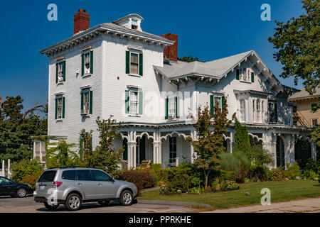 Großen hölzernen Weißen klatschen board Haus mit Veranda nad grünen Fensterläden Kay St, Newport Rhode Island, USA Stockfoto