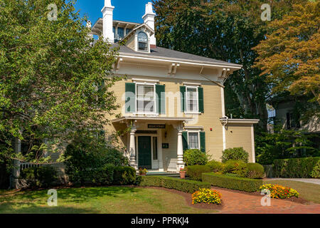 Holz- klatschen board Haus mit grünen Fensterläden und Veranda, KAy St, Newport Rhode Island, USA Stockfoto