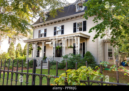 Weiß Holz- klatschen board Haus mit Veranda und schwarze Fensterläden, Kay St, Newport Rhode Island, USA Stockfoto