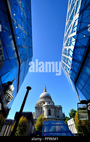 Die St Paul's Kathedrale von einem Neuen Change, London, England, UK gesehen. Stockfoto