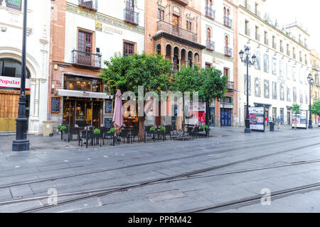 Straßen in der Innenstadt von der Stadt Sevilla - ist die Hauptstadt und die grösste Stadt in der Autonomen Region Andalusien und der Provinz Sevilla, Spanien Stockfoto