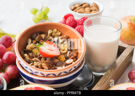 Das gesunde Essen, Paleo glutenfrei Mutter und Früchte Müsli mit Früchten und Beeren, Mutter Milch serviert, selektiver Fokus Stockfoto