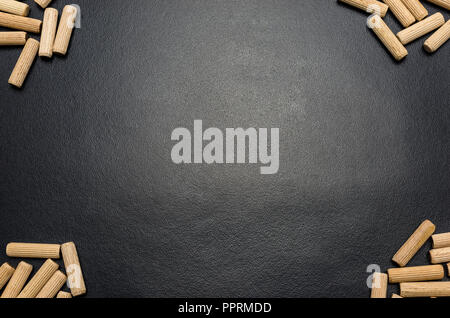 Eine Menge Holz flach auf einem schwarzen Hintergrund. Stockfoto