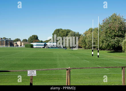 Das Felder an der St. Paulus Schule, Barnes, London, England, mit Bitte um fußwege Zeichen im Vordergrund halten Stockfoto