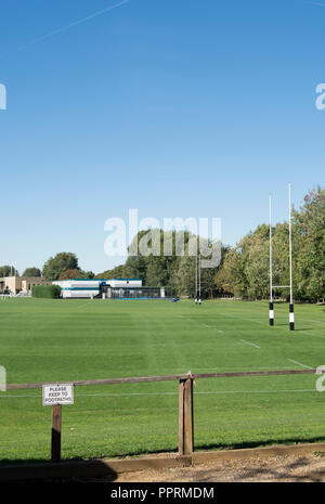 Das Felder an der St. Paulus Schule, Barnes, London, England, mit Bitte um fußwege Zeichen im Vordergrund halten Stockfoto