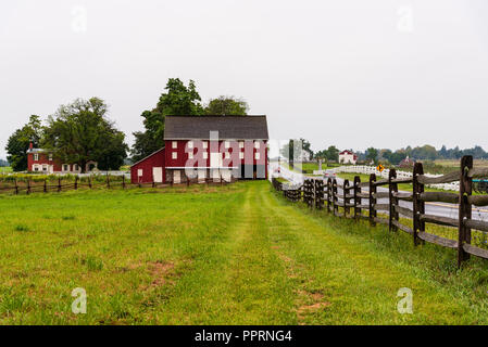 Scheunen und Bauernhöfen auf einer Straße durch Gettysburg National Military Park gehen Stockfoto