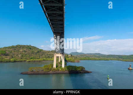 Die Brücke von Nord-, Mittel- und Südamerika erstreckt sich über den Pazifik Eingang des Panamakanals. Es wurde ursprünglich als Thatcher Ferry Bridge bekannt. Stockfoto