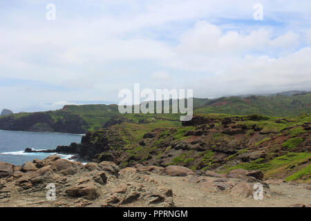 Die üppigen, grünen, schiere cliffsides kontrastieren mit dem Pazifischen Ozean bei Polua Bay, Wailuku, Maui, Hawaii, USA Stockfoto