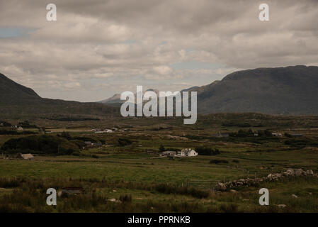 Foto Blick über ein grünes Tal mit Bauernhöfen in der Abenddämmerung beginnt in über Westport, Grafschaft Mayo, Irland niederzulassen. Stockfoto