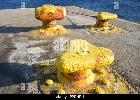 Nahaufnahme der Anlegestellen für Fähren, am Rande des Docks, auf der charmanten, abgeschiedenen griechischen Insel Sikinos. Stockfoto