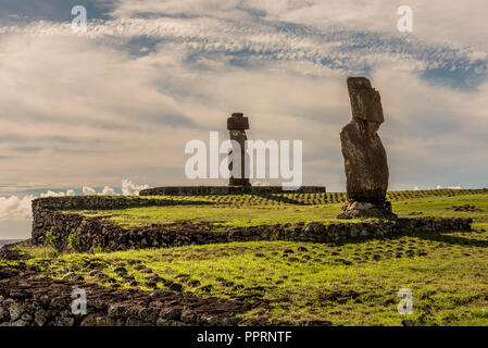 Zwei Wanderwegmarkierungen auf Sockeln in der Nähe ein Easter Island Beach nach innen in Richtung der Insel. Stockfoto