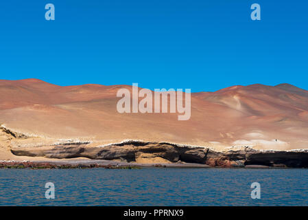 Die Kante der Atacama-wüste in Peru, wo es den Pazifischen Ozean trifft. Stockfoto