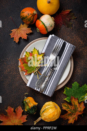 Herbst Tabelle mit bunten Blättern Stockfoto