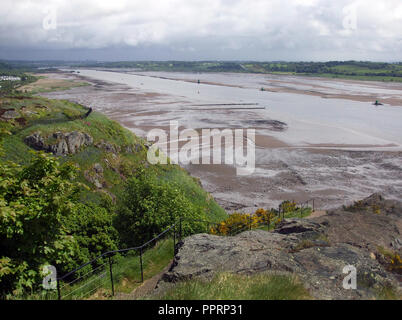 Die Aussicht, Blick nach Westen, von den oberen von Dumbarton Rock zeigt den Fluss Clyde mit dem Strom sehr viel heraus. Bei Flut ist; diese Sichtweise würde in Wasser bedeckt werden. Glasgow ist ein paar Meilen Flussaufwärts. Stockfoto