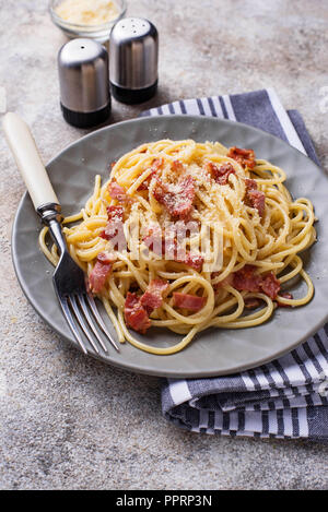 Pasta Carbonara mit Schinken und Parmesan Stockfoto