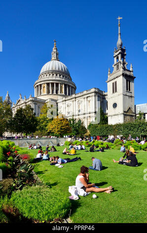 Menschen entspannend im lunchime von St Paul's Cathedral, London, England, UK. Stockfoto