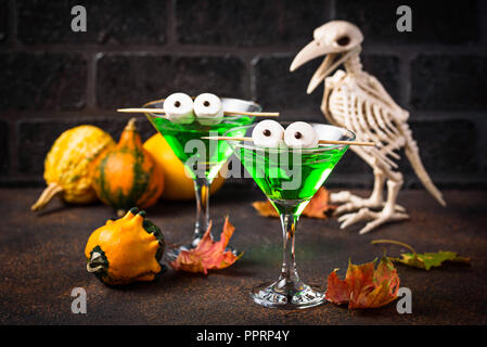 Halloweens spooky Trinken grüne Martini Cocktail Stockfoto