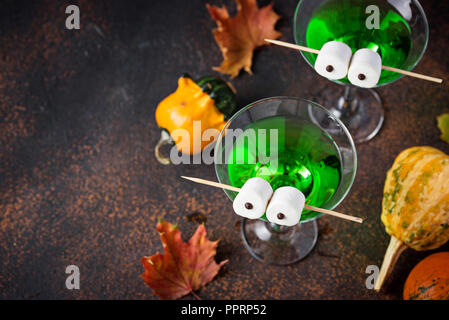 Halloweens spooky Trinken grüne Martini Cocktail Stockfoto